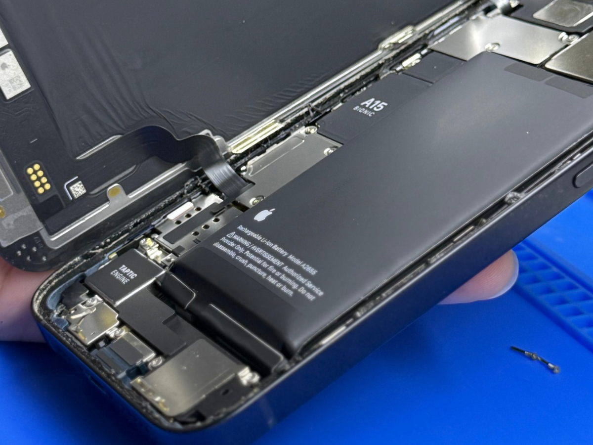 Jak Dbać o Baterię w iPhone? (3 Proste Zasady, Które Wydłużą Żywotność) - naprawa telefonów w Krakowie Spuchnięta bateria w telefonie wypychająca obudowę